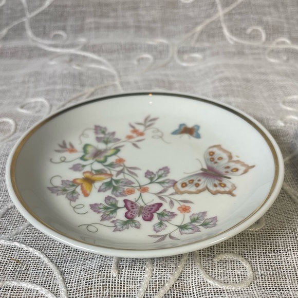 Vintage 1979 Butterflies Fine Porcelain Trinket Dish With 22K Gold Trim. 5” - Picture 2 of 4